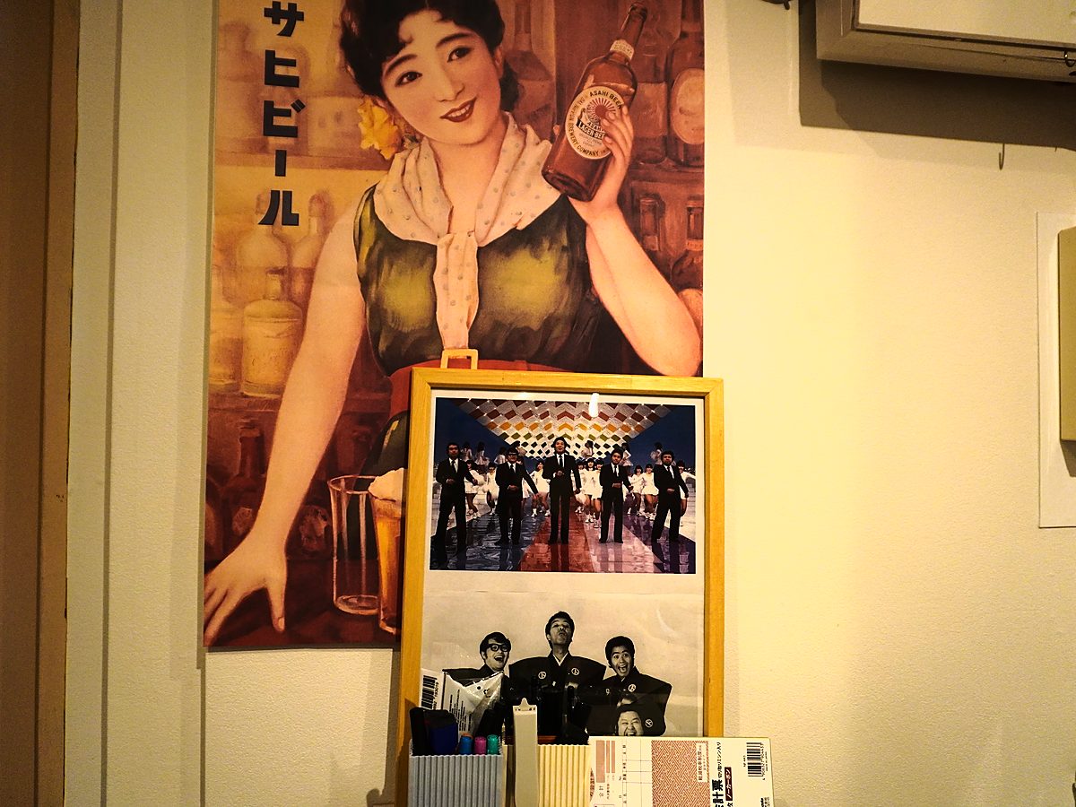 レトロなポスターが飾られた店内