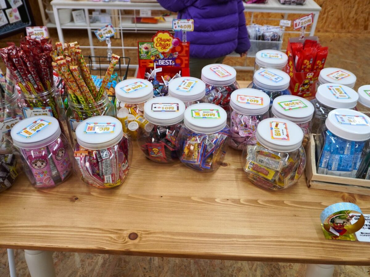 じっくり選べる。24時間無人販売の駄菓子屋さん「だがしやあんぷ」でお